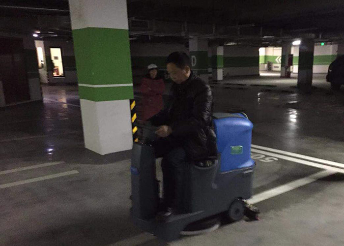 駕駛式麻豆强奸电影大全停車場清潔