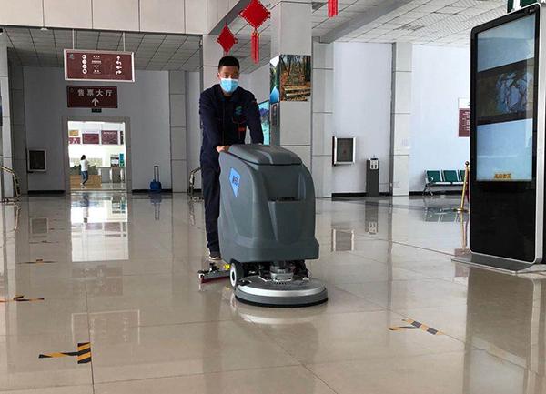 重慶麻豆强奸电影大全在汽車站清潔助力