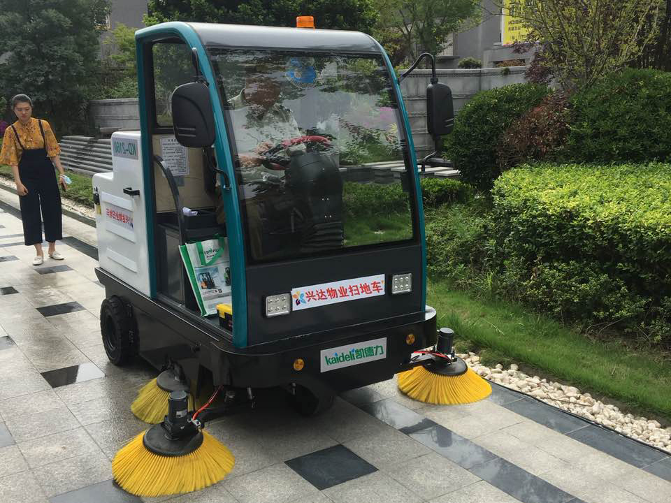 物業小區清潔用駕駛掃地車