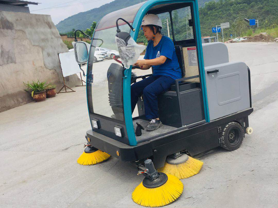 選擇合適靠譜的掃地車廠家
