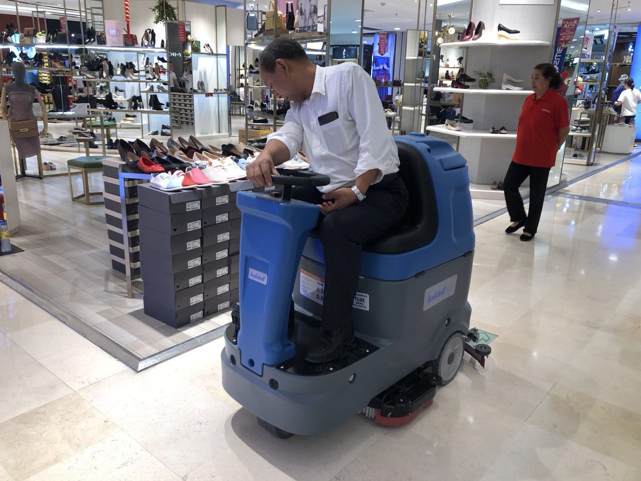 重慶好又多超市采購麻豆强奸电影大全清潔地麵