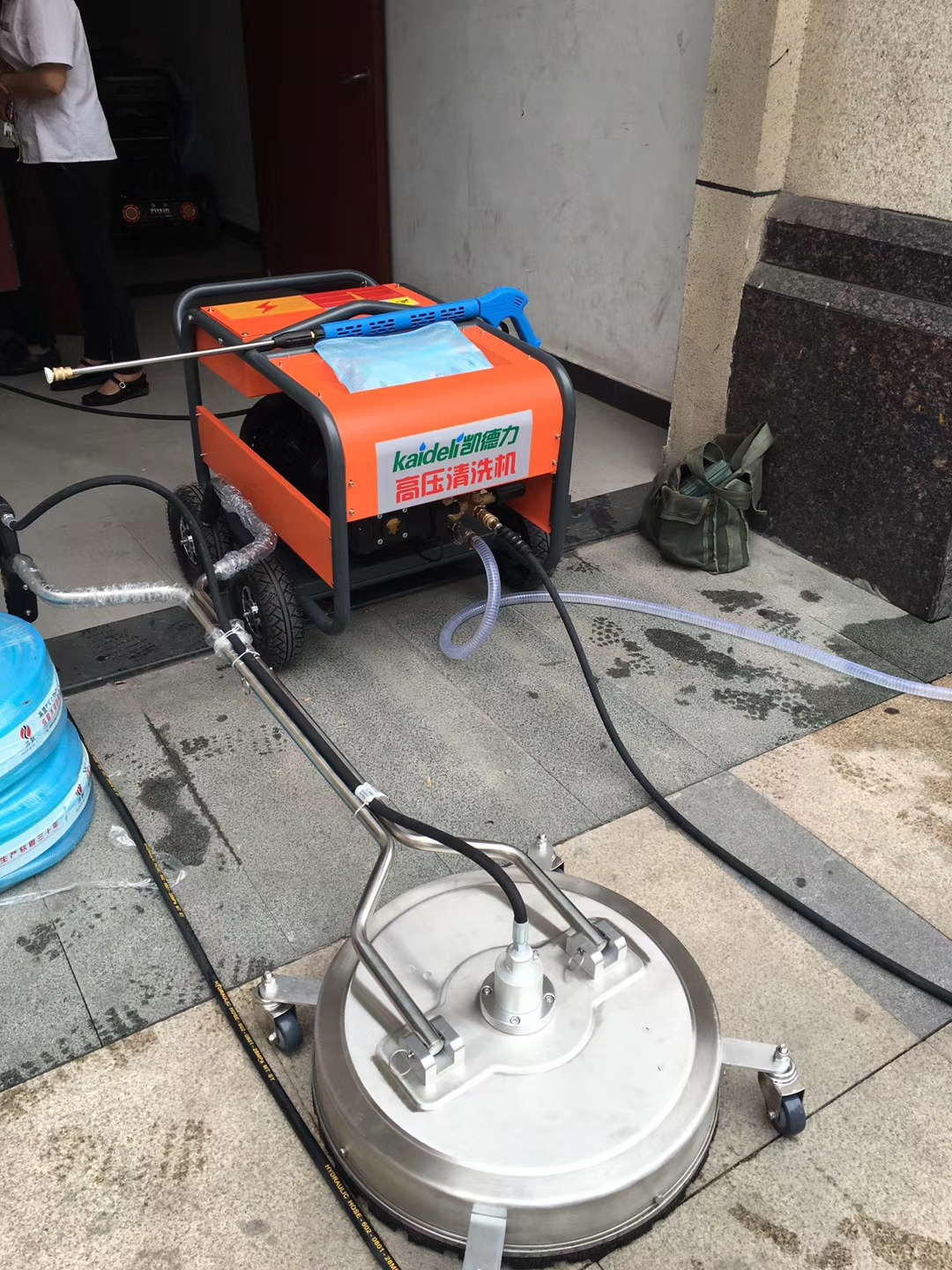 重慶小區物業采購高壓清洗機衝洗路麵、水池