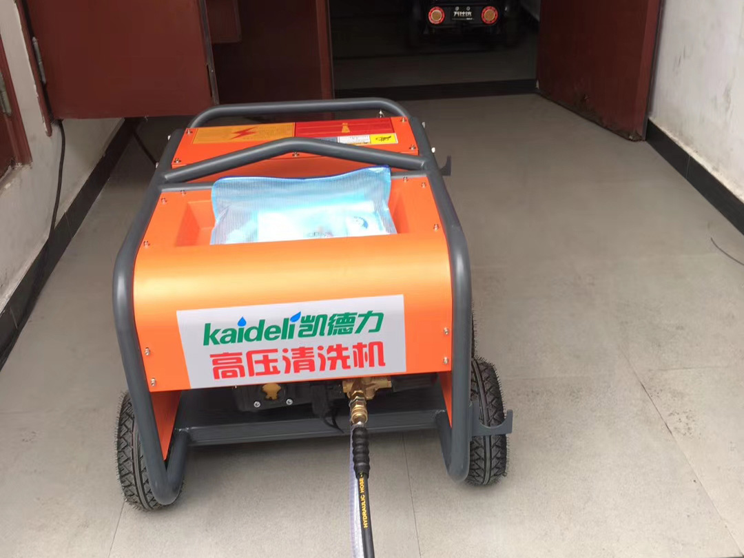 重慶小區物業采購高壓清洗機衝洗路麵、水池